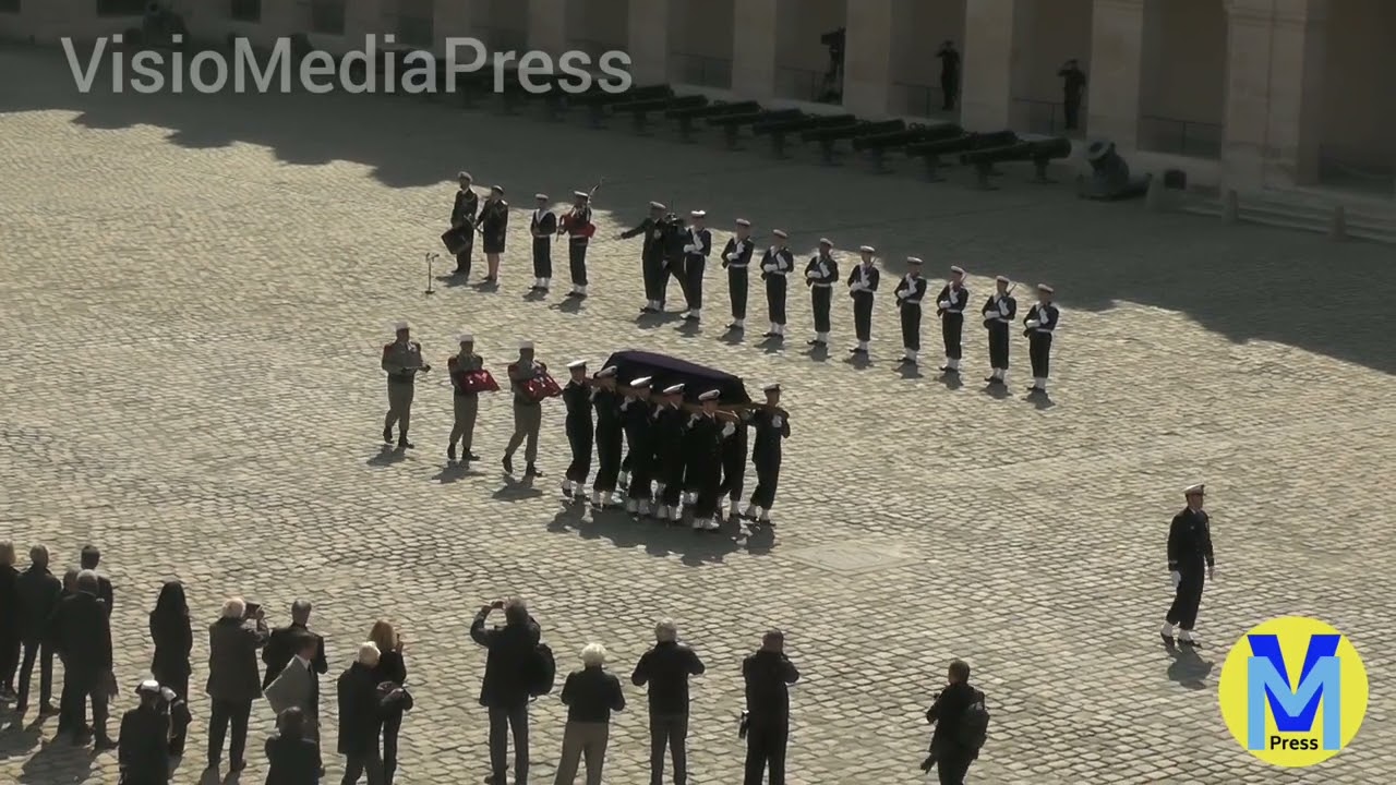 Obsèques de Jacques Perrin, hommage aux Invalides et sortie des personnalités (Paris 29/04/2022)
