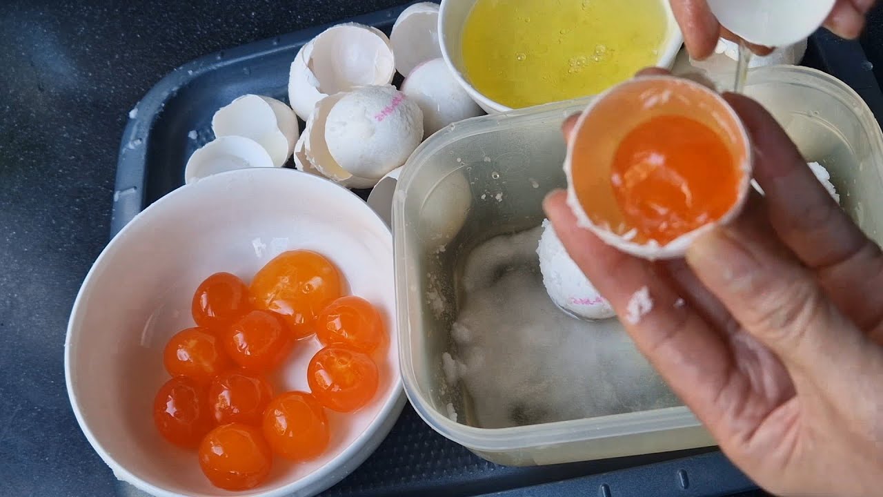Một Cách Làm Trứng Muối Đơn Giản Nhanh Không Cần Nấu Nước Muối Dể lắm Mà Lòng Đỏ Rất Thơm Ngon Và Đẹ
