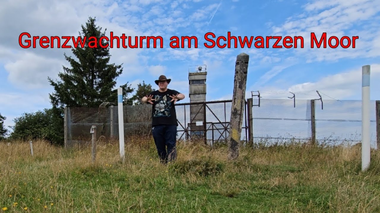Der Grenzwachturm am Schwarzen Moor am Dreiländereck in der Rhön Fladungen unterwegs mit Justus