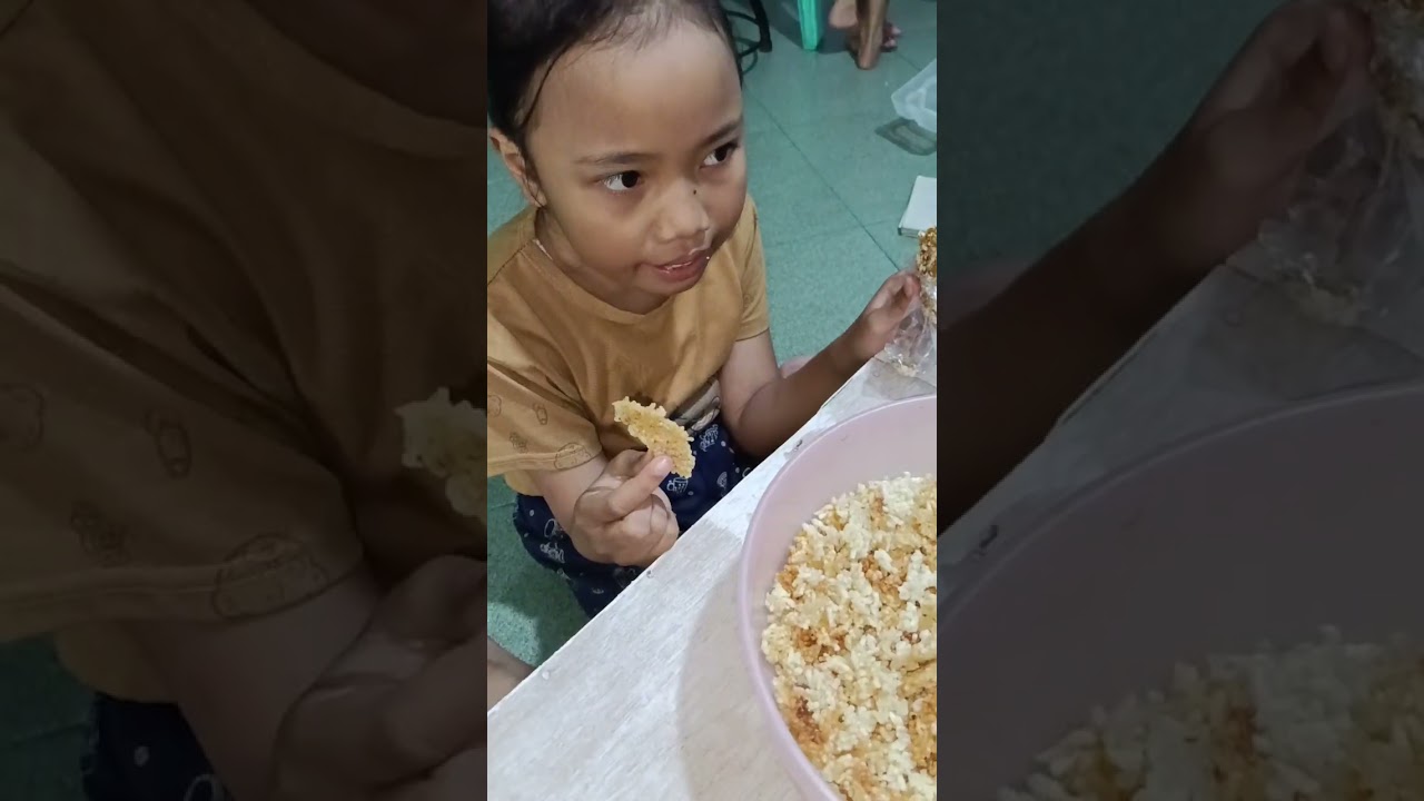 Makan cemilan kerak intep alias kerak nasi, makan yang bikin kangen masa kecil zaman dulu