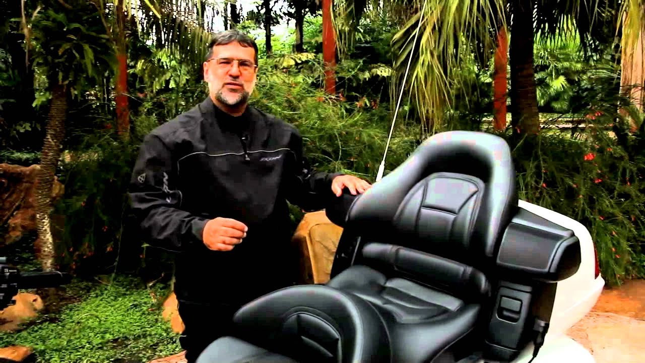 Vrum testa a Goldwing, a estradeira da Honda