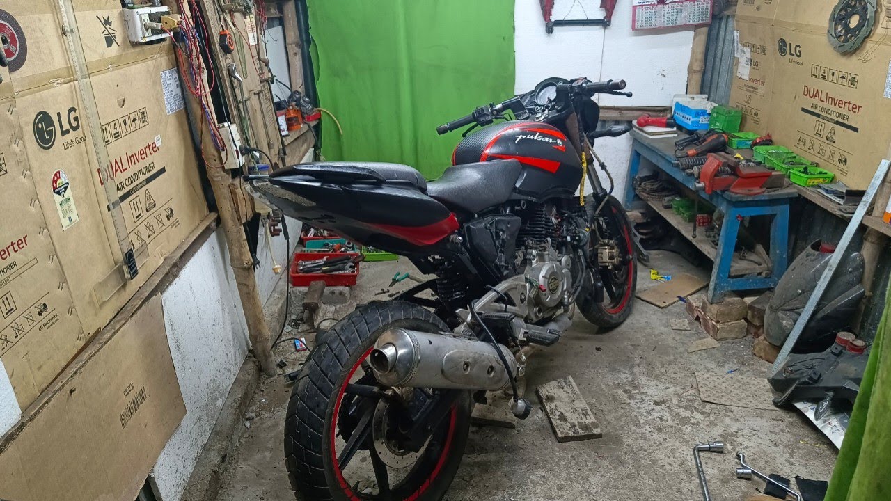 Finally airfilter box and shocker dono fitting ho geya 😀 #theindianworkshop