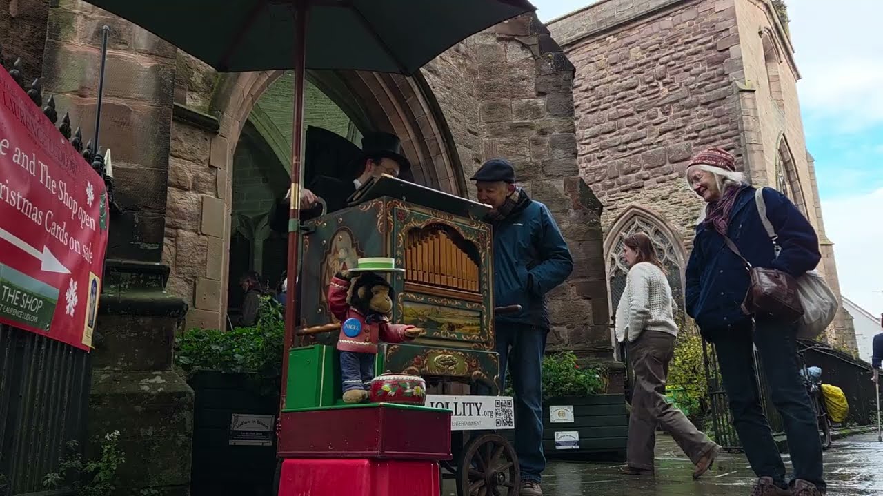 SANTA CLAUS IS COMING TO TOWN on Mechanical Street Organ at Christmas Fayre (Ludlow, England)