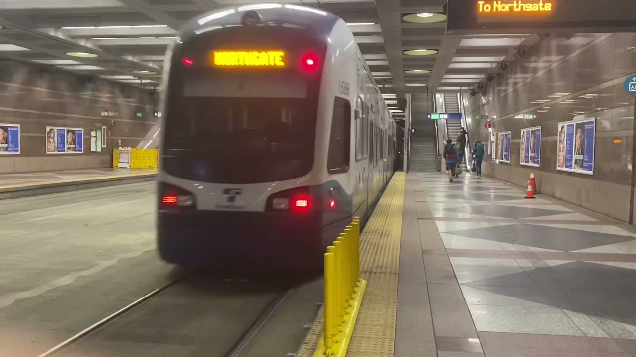 Sound Transit Link Light Rail Evening rush @ Pioneer Square 11/8/21
