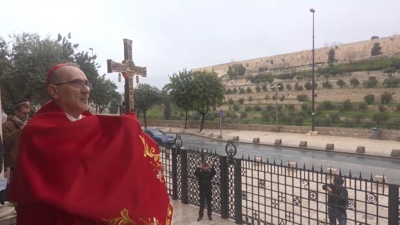 IL CARDINALE PIZZABALLA benedice la citt&agrave; dopo l'accesso negato al SANTO SEPOLCRO