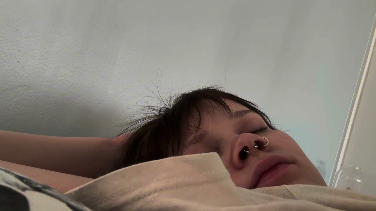 Ketipinorilla kellon ympäri — Vet Pillows | lyriikkavideo