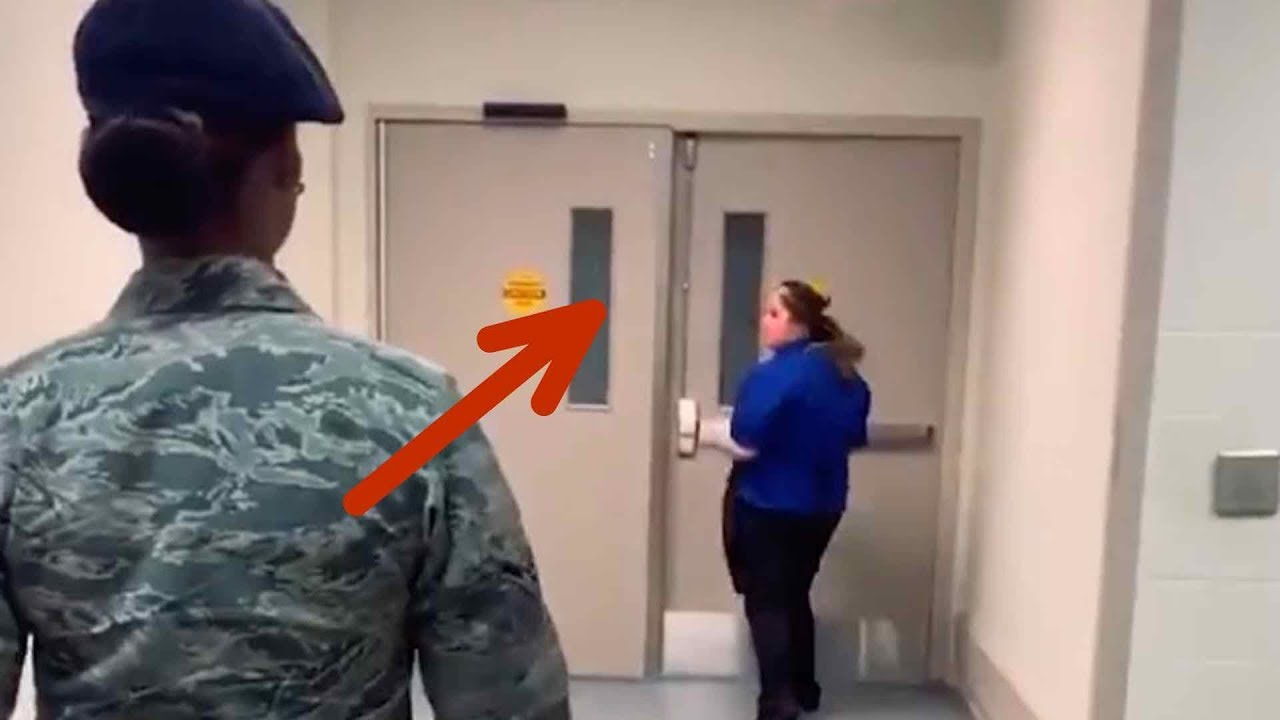 La femme ne se doute pas encore de la surprise qui va surgir juste derrière elle