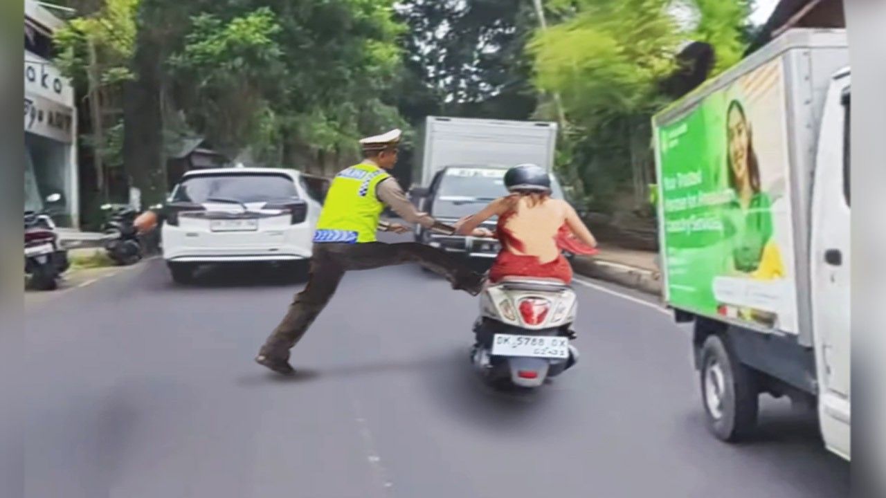 BISA APA KALAU SUDAH BEGINI ?? - KEJADIAN KONYOL TAK TERDUGA SAAT BERKENDARA DI JALAN RAYA
