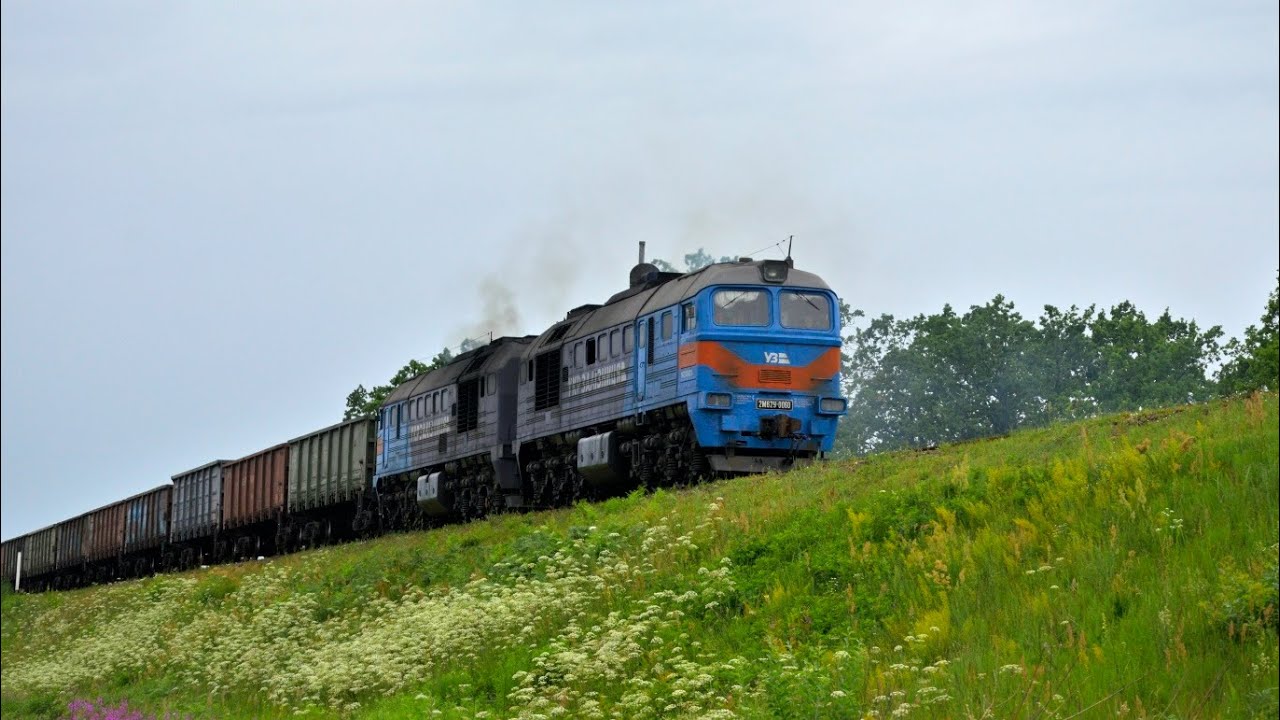 2М62У-0060 з вантажним поїздом і привітливою бригадою