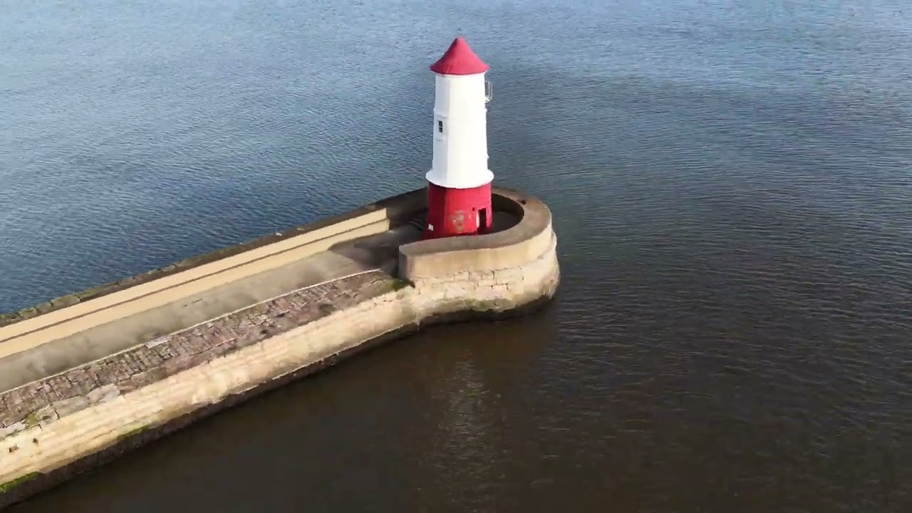 Flying around the berwick upon tweed lighthouse in 6k! 