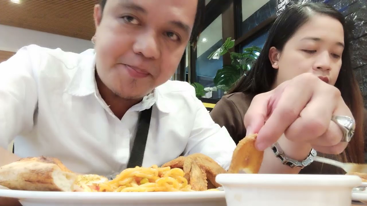 First dinner nmin sa shakeys bunch of lunch ang napili nmin, 