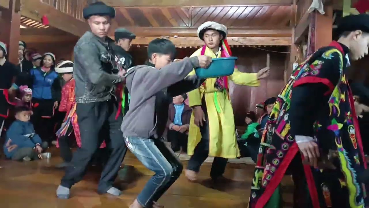 Hến đạp cong (sắc màu người dao)