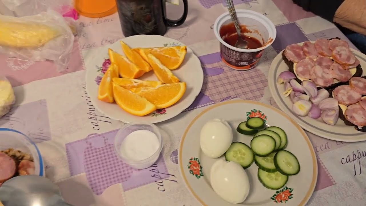 Хорошо поработали, можно и поесть, Дача в селе за городом