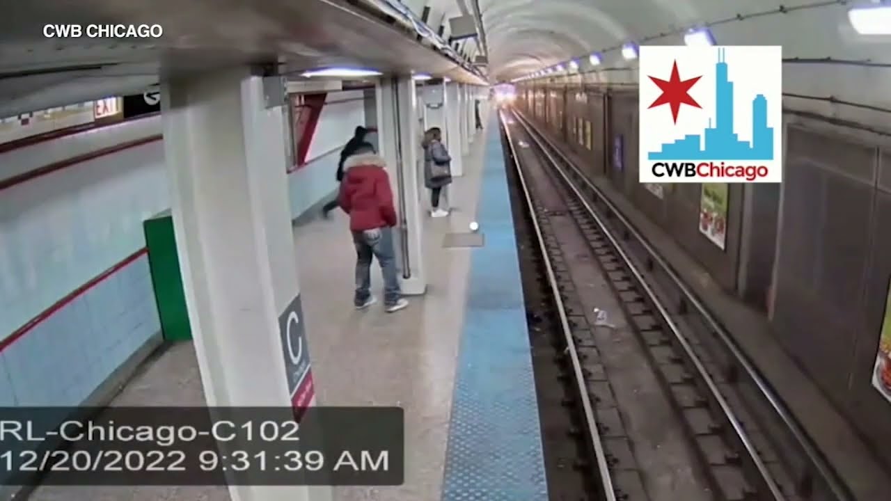Man pushes woman onto train tracks in Chicago subway