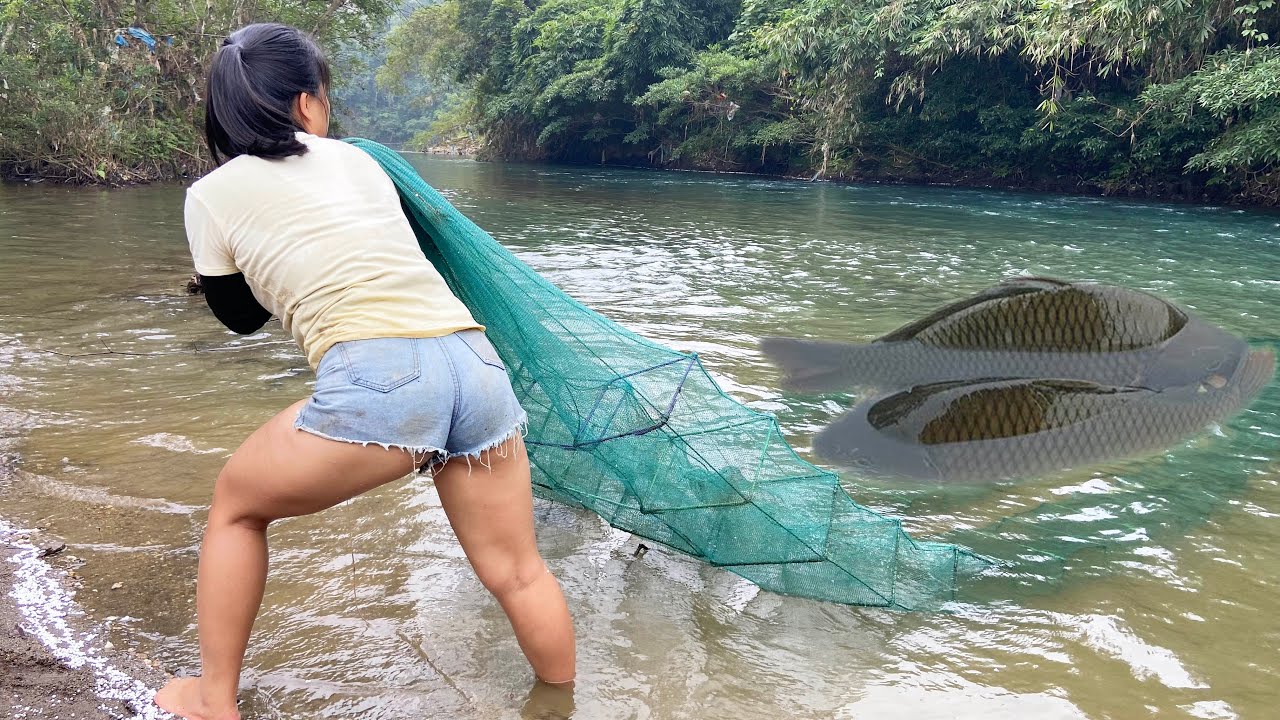 Using a bagua net, the girl caught many fish from the stream and brought them to the market to sell.