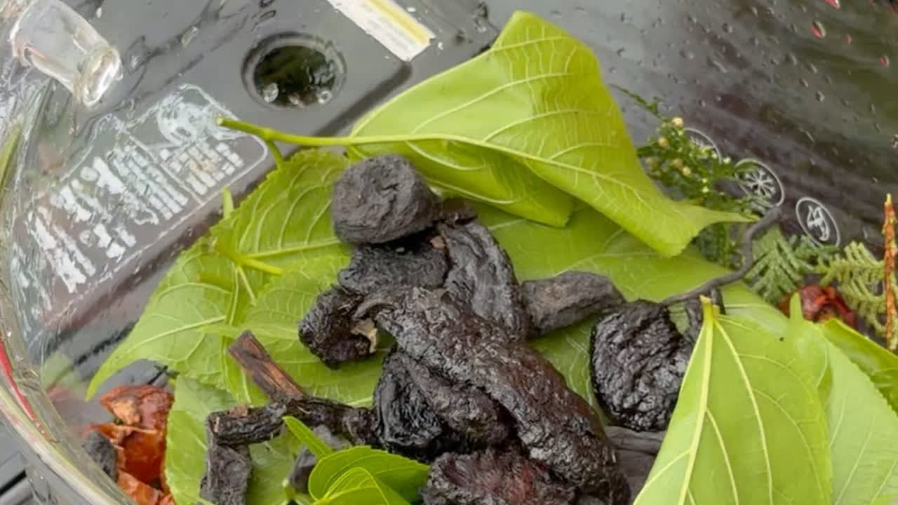 用侧柏叶、何首乌、无患子等养发好东西，做个天然的洗发皂