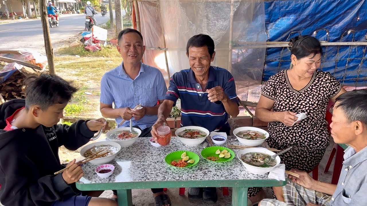 Đổi Gió Cùng Gia Đình Đi Ăn Hủ Tiếu Sáng 20k Ở Quê Bán Lâu Năm /at6n