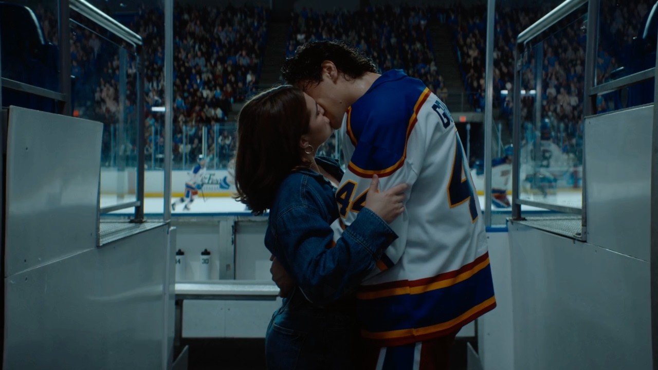 Hannah and Garrett Kiss 1x07 | Off Campus