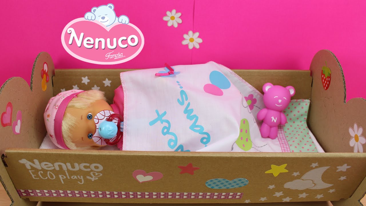 La Bebé NENUCO duerme en su Cuna Eco Play - DIY Hacer una cuna para tu muñeca bebé Nenuco