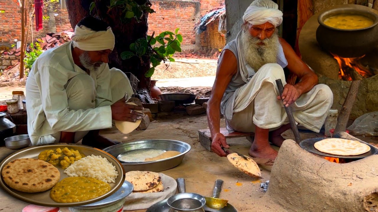 संतों का तपस्वी भोजन मिट्टी के चूल्हे पर टिक्कड़ दाल व सब्जी का सात्विक प्रसाद 