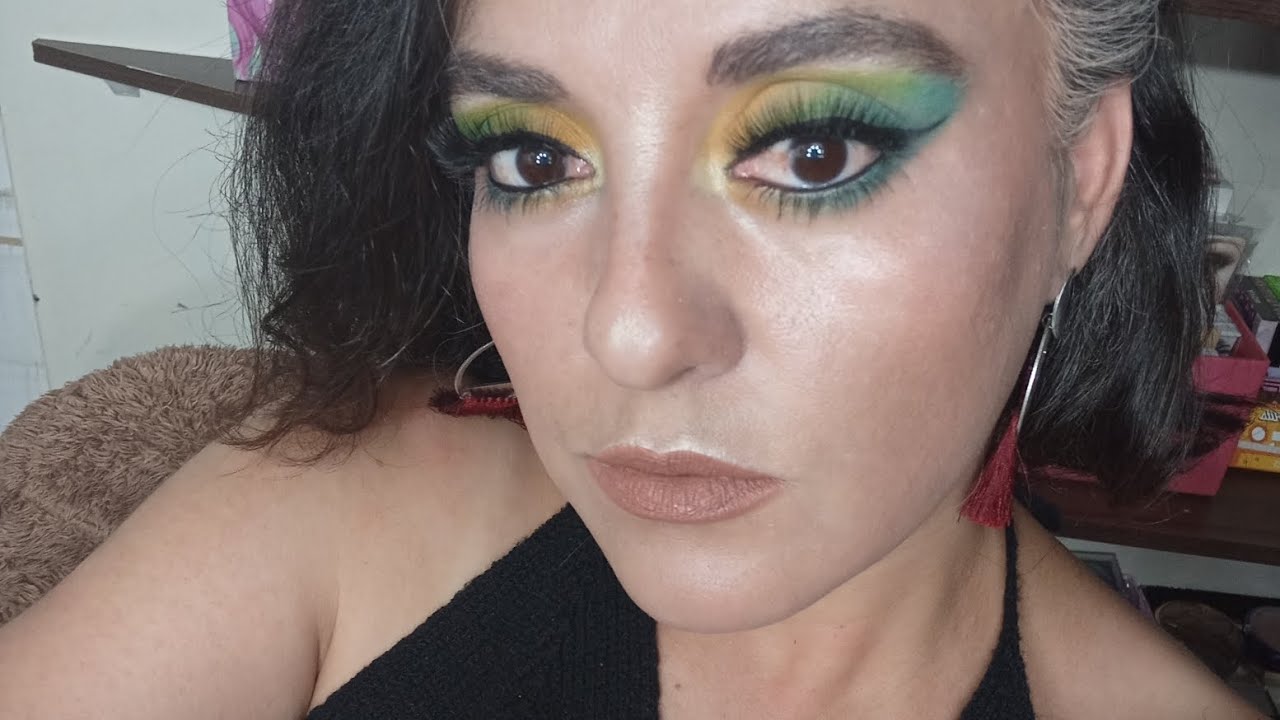 Maquillaje con varios productos en tonos verdes 