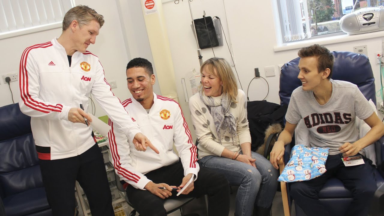 Manchester United players deliver Christmas presents to young patients - 