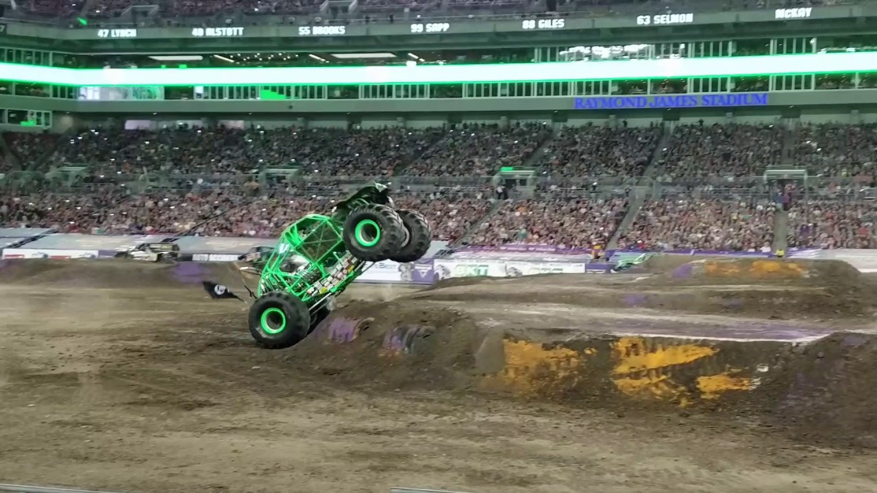 Monster jam 2017 tampa 1 jan 14th grave digger freestyle