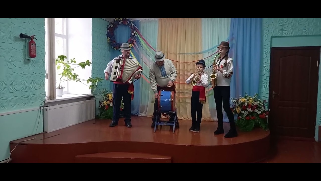 Молдавскі фрейлички з соло на барабані від дідика Толі Кройтера!!!🥁🥁🥁🎷🎺🎹💥👍