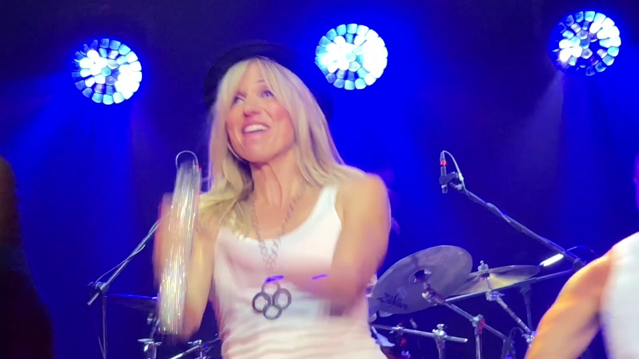 Tiffany And Debbie Gibson Live In Manila Part2