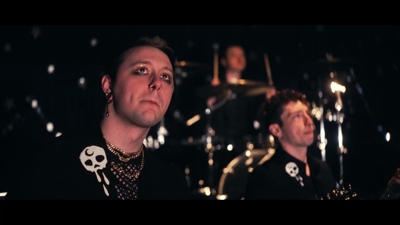 [Subtitulado En Espa&ntilde;ol] The Funeral Portrait ft Spencer Charnas - Suffocate City (Video Oficial)