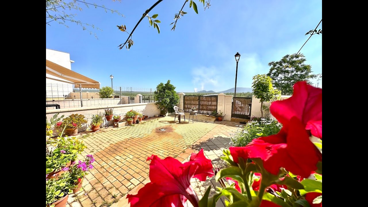 #Chalet, de 3 dormitorios,3 baños,patio,terrazas y piscina comunitaria, en #FuenteDePiedra (#Málaga)