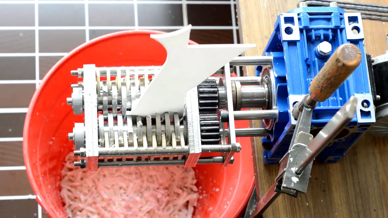 How many plastic plates can the 250W mini shredder cut per hour?