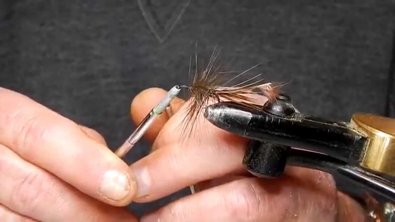 montage simple no 1 d'une mouche sèche
