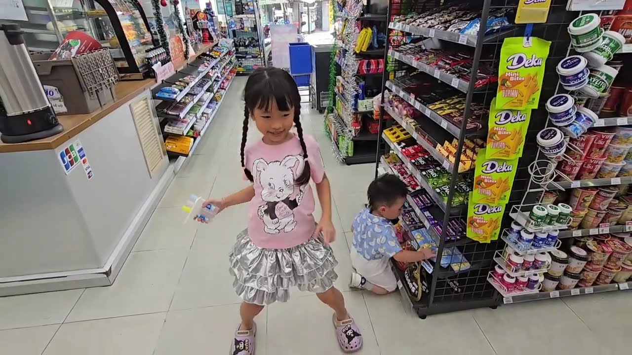 CHỊ CHIPPY BỊ ghẹo EM BÉ QÁNH BA BẢO VỆ CHỊ!!! DAILY VLOG chuẩn bị CHO CHUYẾN nước NGOÀI qay CLIP