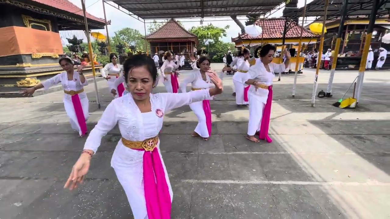 Tari Suralaya di pura segare rupek bersama ST SRIKANDI DENPASAR UTARA