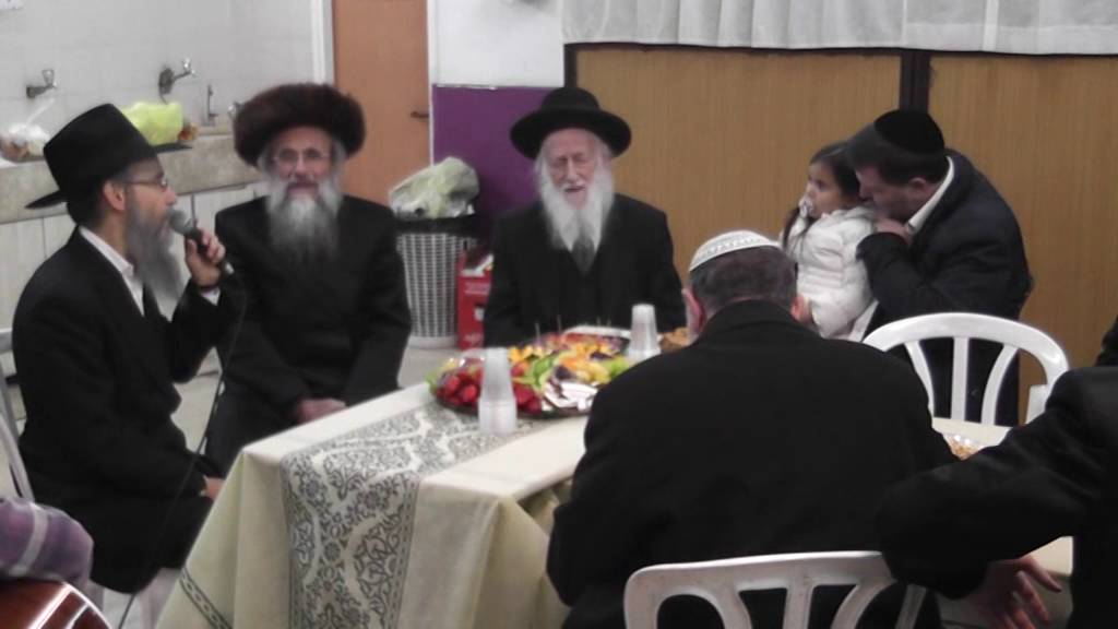 הרב קלמן גולדשמידט ,אברהם פריד, והחזן יצחק מאיר הלפגוט בישיבת דבר ירושלים