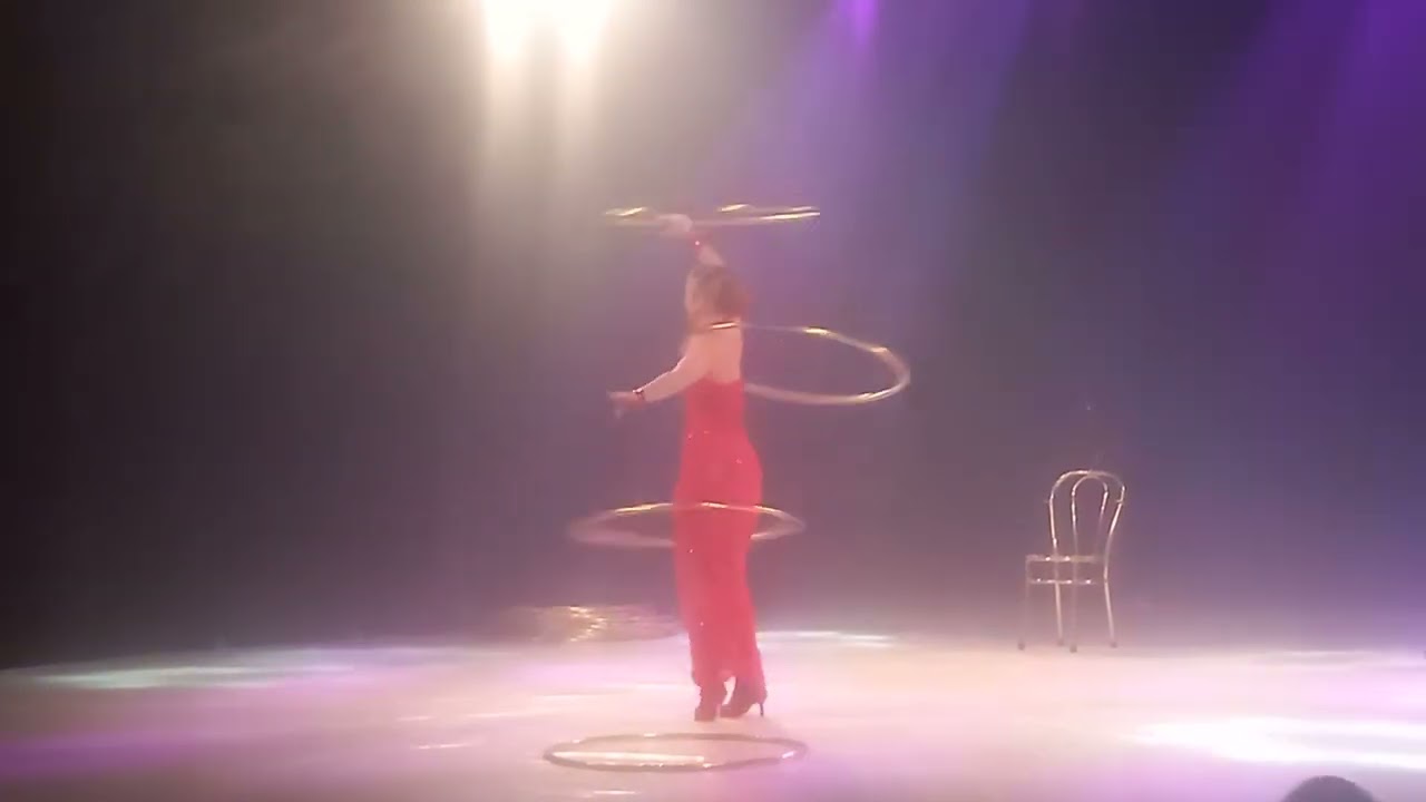 Primera parte Circo Smile Mataró. La función empieza a los 03:20.