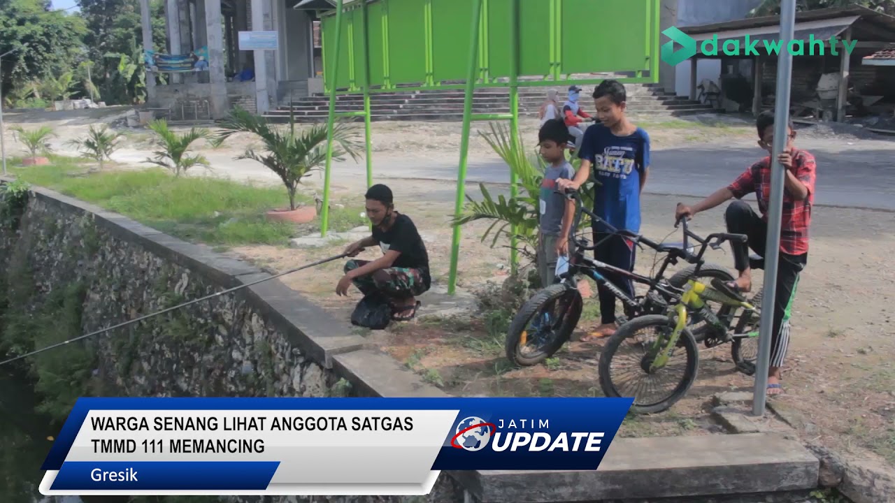 JATIM UPDATE  - WARGA SENANG LIHAT ANGGOTA SATGAS TMMD 111 MEMANCING