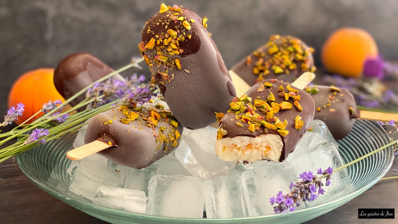 HELADO MAGNUM DE YOGUR GRIEGO CON MERMELADA Y TROCITOS DE MELOCOTÓN (durazno). CHOCOLATE Y PISTACHOS
