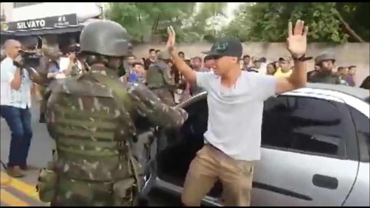 A política atrapalhou o rolê  /   Compartilhe pra AJUDAR