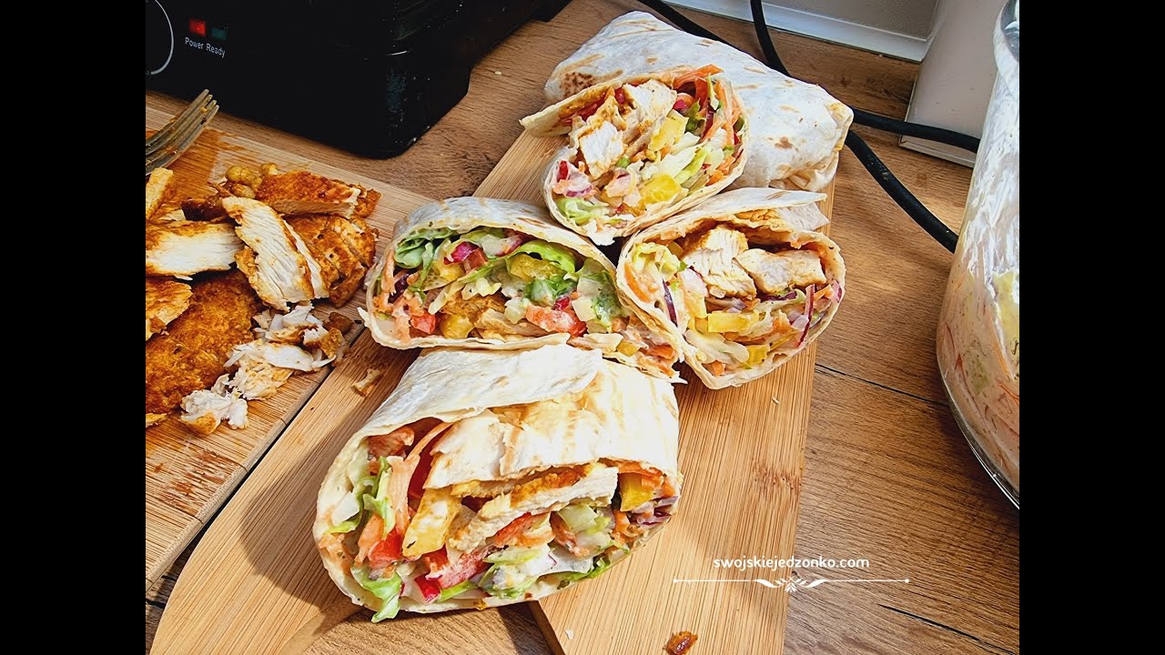 Tortille z kolorową , chrupiącą sałatką i grillowanym kurczakiem. Lekki i pyszny obiad, lunch