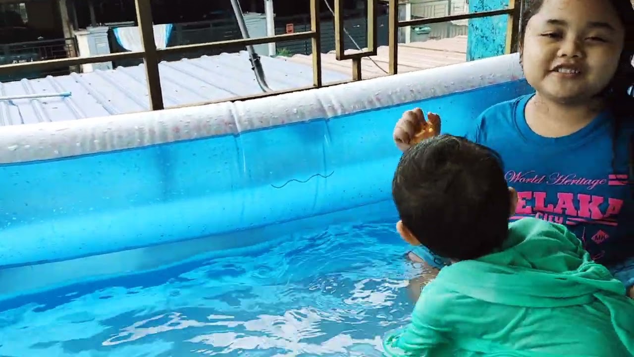 Mandi time kakak khayra n abang Rayyan 