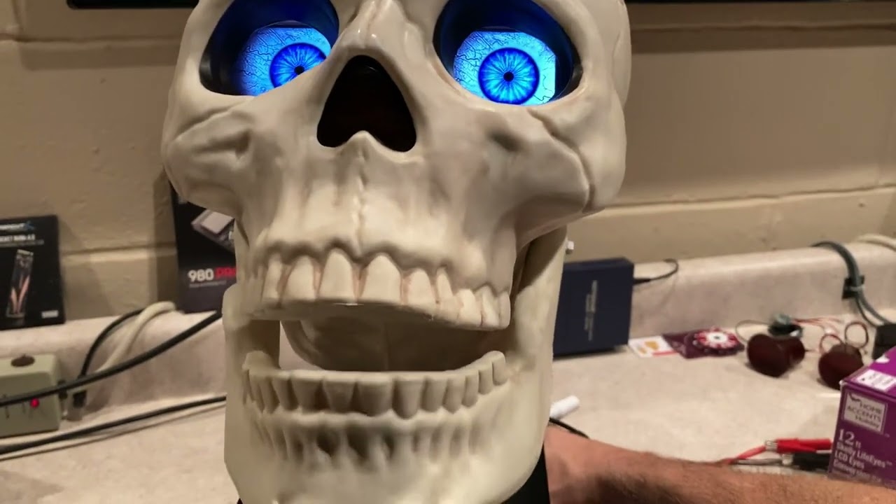 My Large Animatronic Skull With LCD Screens Mod Continues Part 1