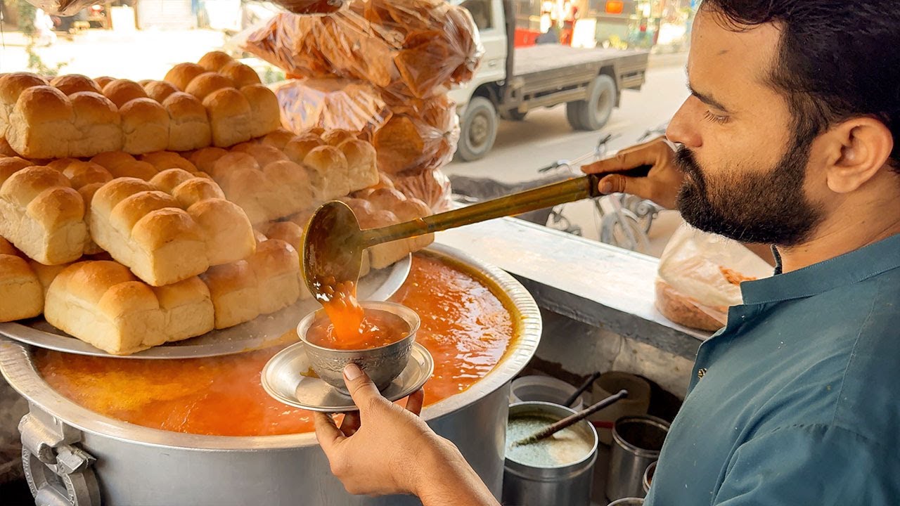 Gujrati Kathiyawari Cholay | Famous Street Food Kathiawari Chole 😋 Roadside CHANA CHAAT in Karachi