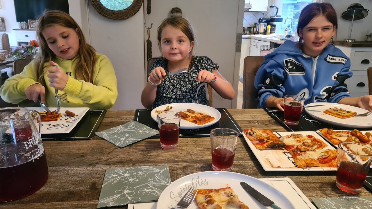 Hollie spiser🍕LEGER SKIBET ER LADET MED😃PIGERNE SÆTTER NEGLE PÅ💅