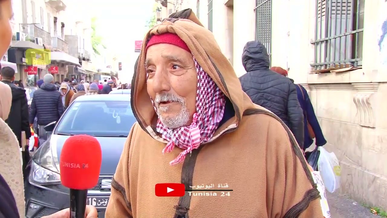 سبعيني يحتج على العراء في شارع..يا بنات غطو علينا رواحكم في رمضان..فدينا من سرركم العريانة..ماتبردوش