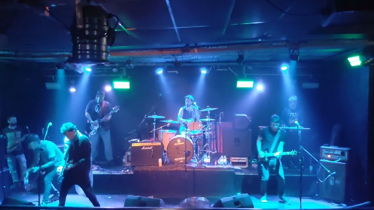 Jovenes pordioseros en makena 