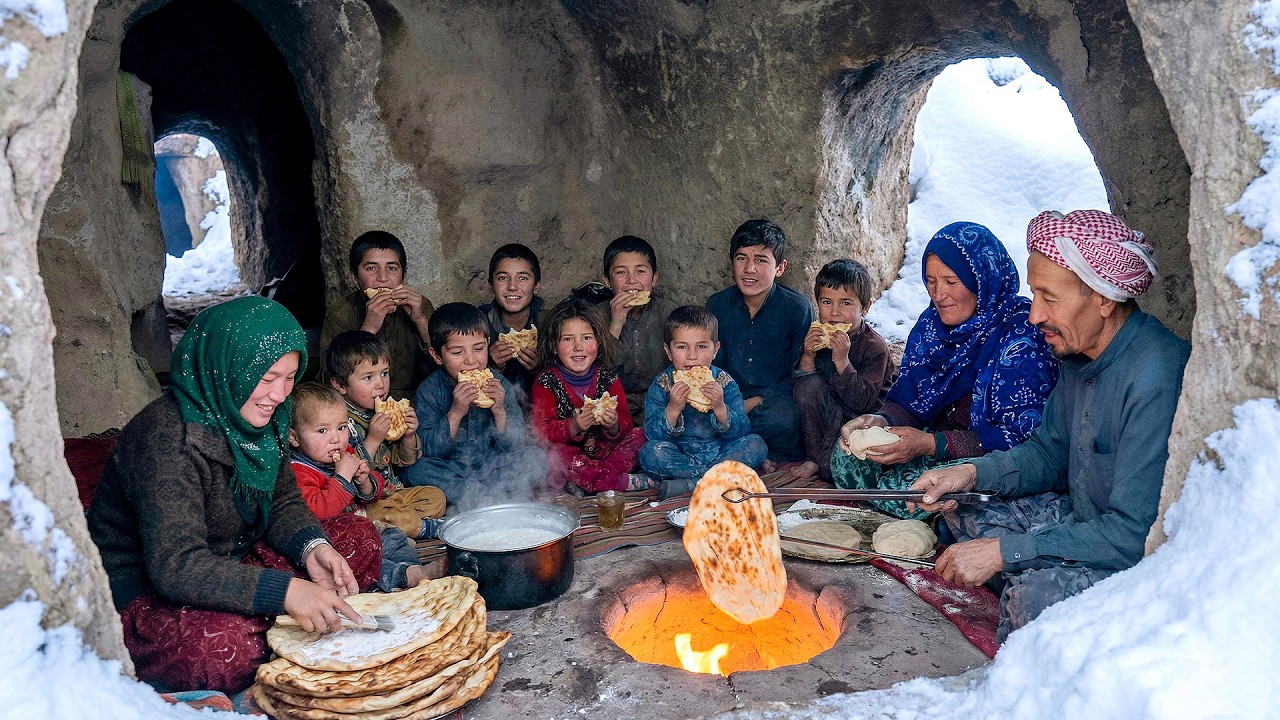 Life in Extreme Winter ❄️| Traditional Bread Baking in Afghan Mountains