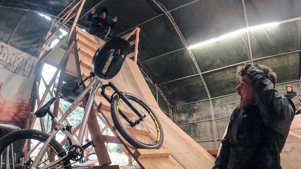 TRAUT ER SICH?!😱 Mentale Blockade bei senkrechter Steilabfahrt MTB Indoor Bikepark | Fabio Schäfer