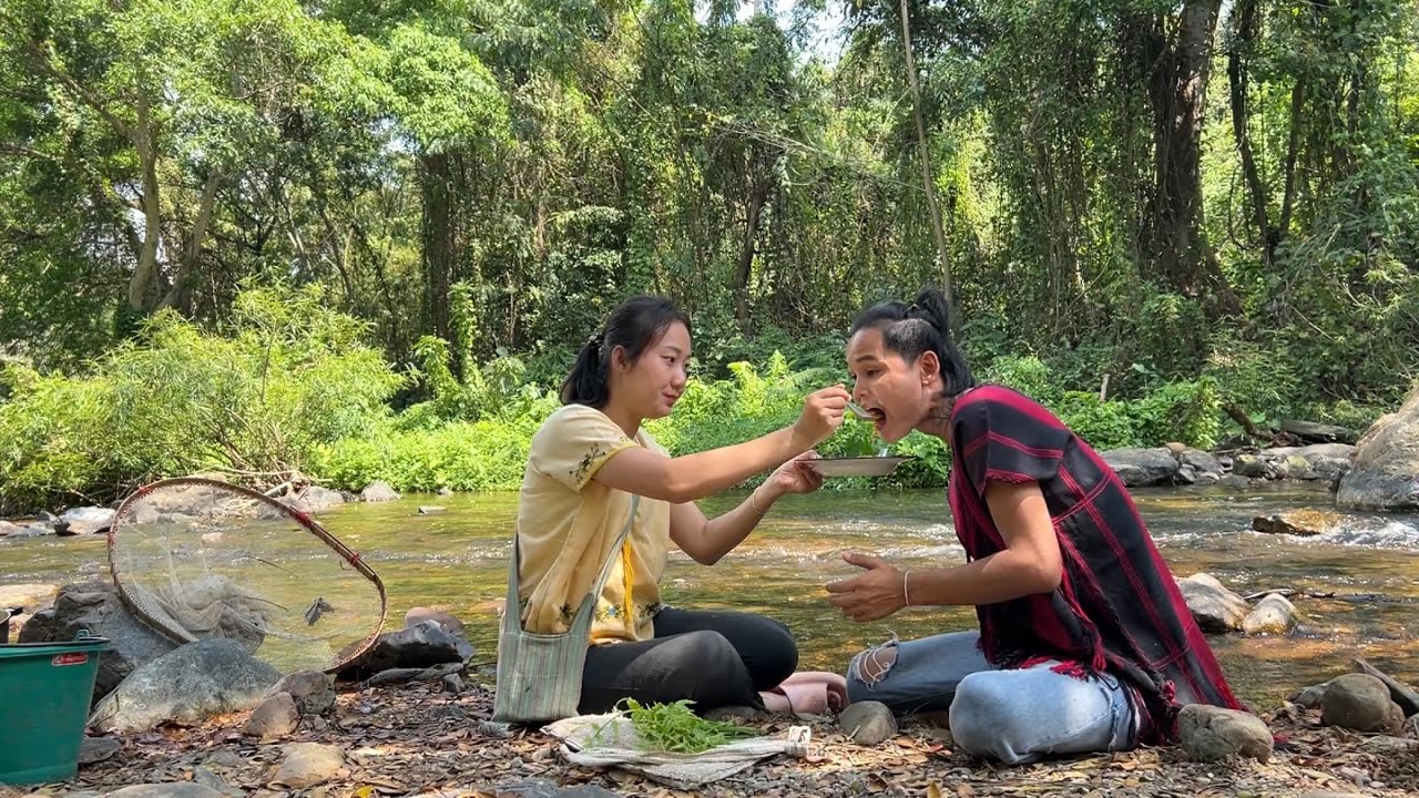 พาแฟนสาวเข้าป่า“ไปหากับข้าวทำกิน ￼